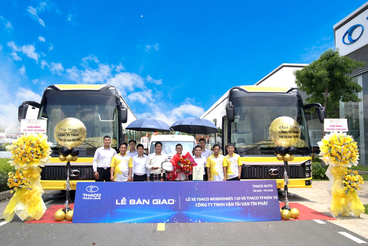 THACO AUTO Tải Bus - TP.HCM bàn giao lô xe THACO MOBIHOMES 120 và THACO TF450V 5S cho Công Ty TNHH Vận Tải Vạn Tín Phát