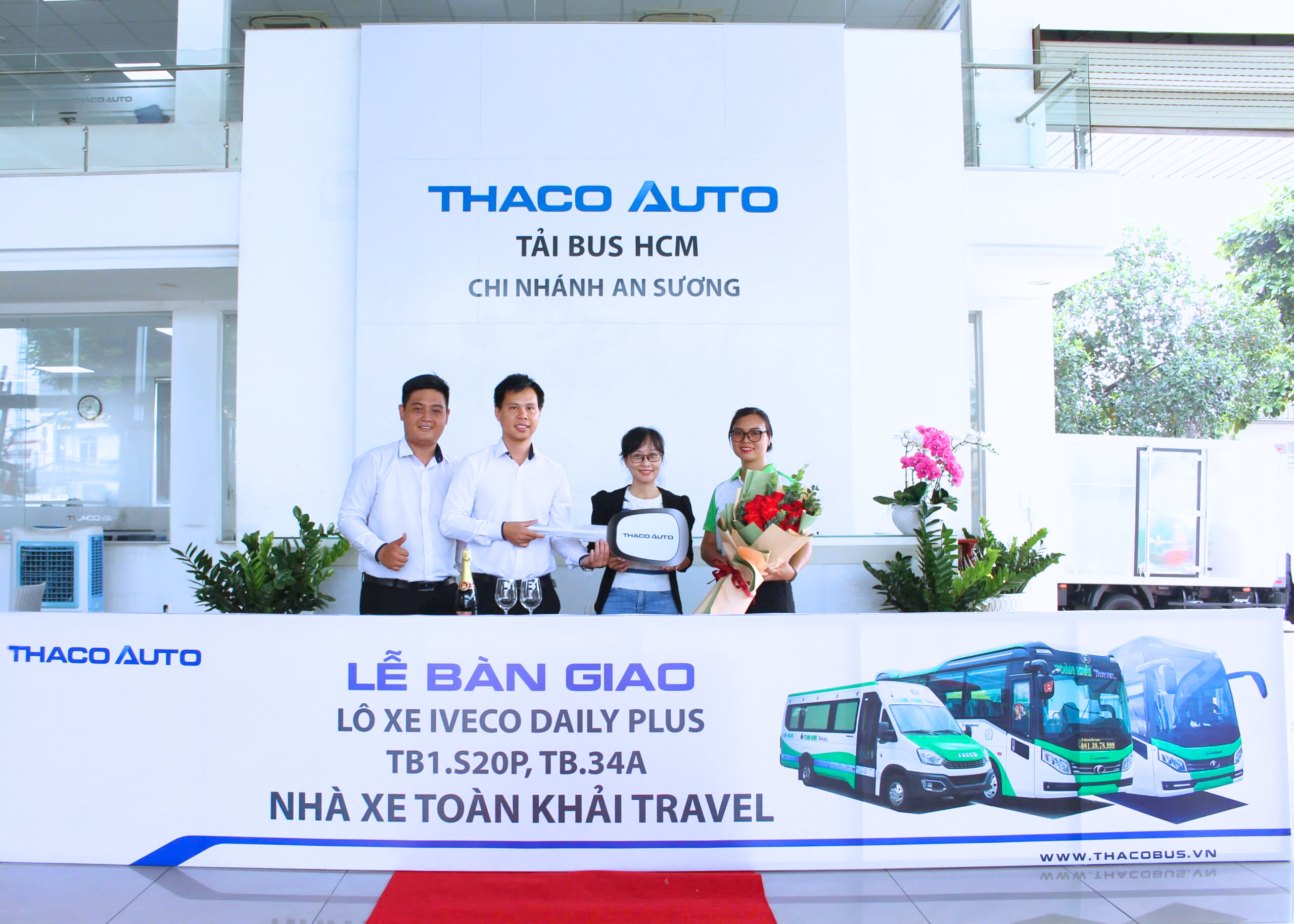 THACO AUTO TẢI BUS - TP.HCM bàn giao lô 06 xe cho Nhà xe Toàn Khải Travel