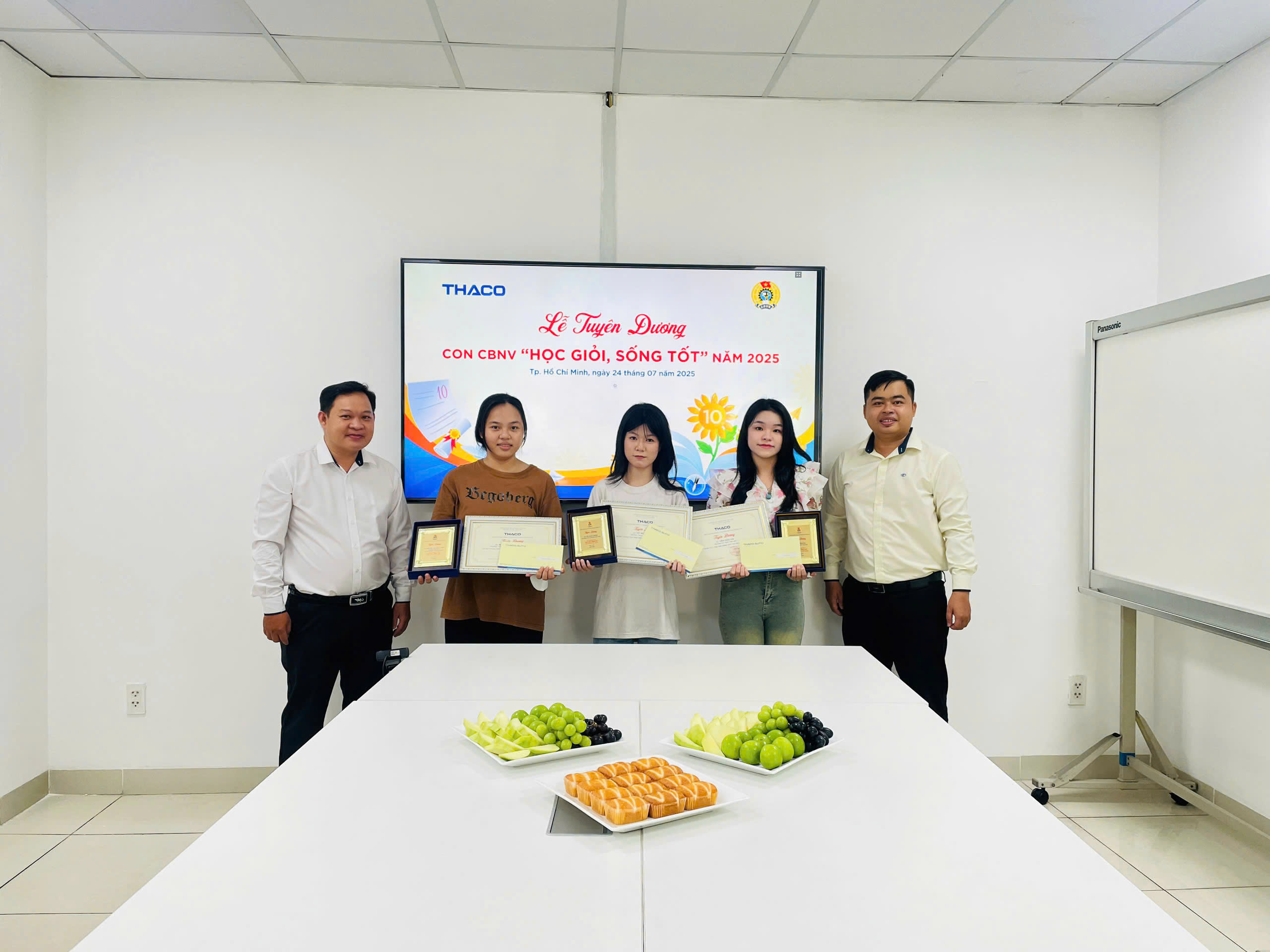 trao-thuong-hoc-gioi-song-tot-1.jpg